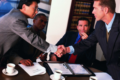 法院起诉欠款案件对方家属何时接到通知